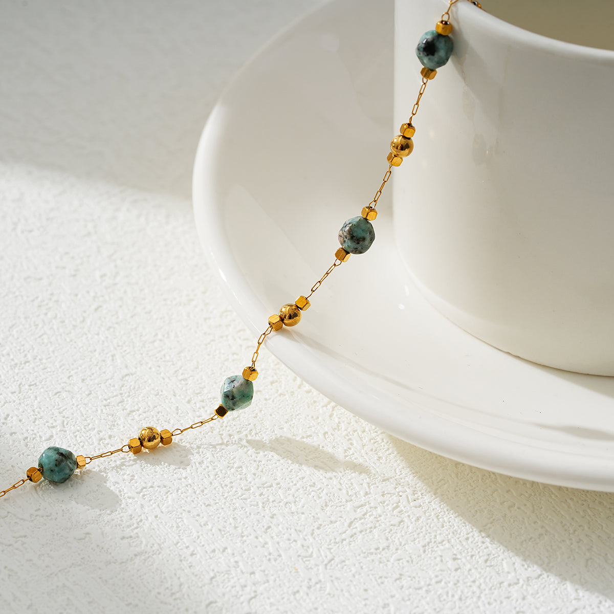 GIROC : Bracelet de cheville en chaîne, perles dorées et pierres naturelles de turquoise africaine.