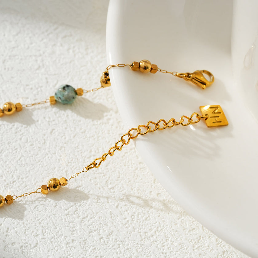 GIROC : Bracelet de cheville en chaîne, perles dorées et pierres naturelles de turquoise africaine.
