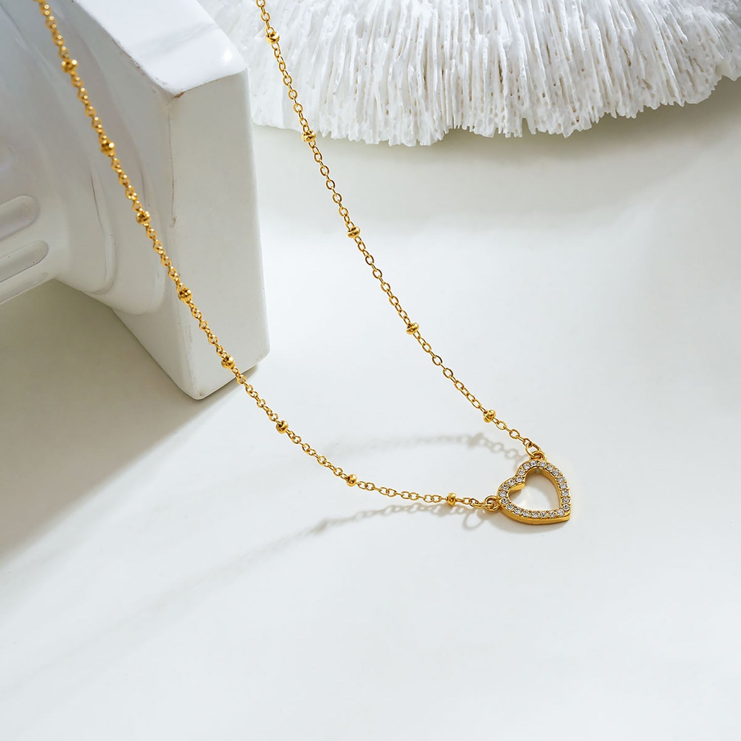 Style CHERISH Or : Chaîne perlée rehaussée d'un élégant pendentif en forme de cœur pavé.