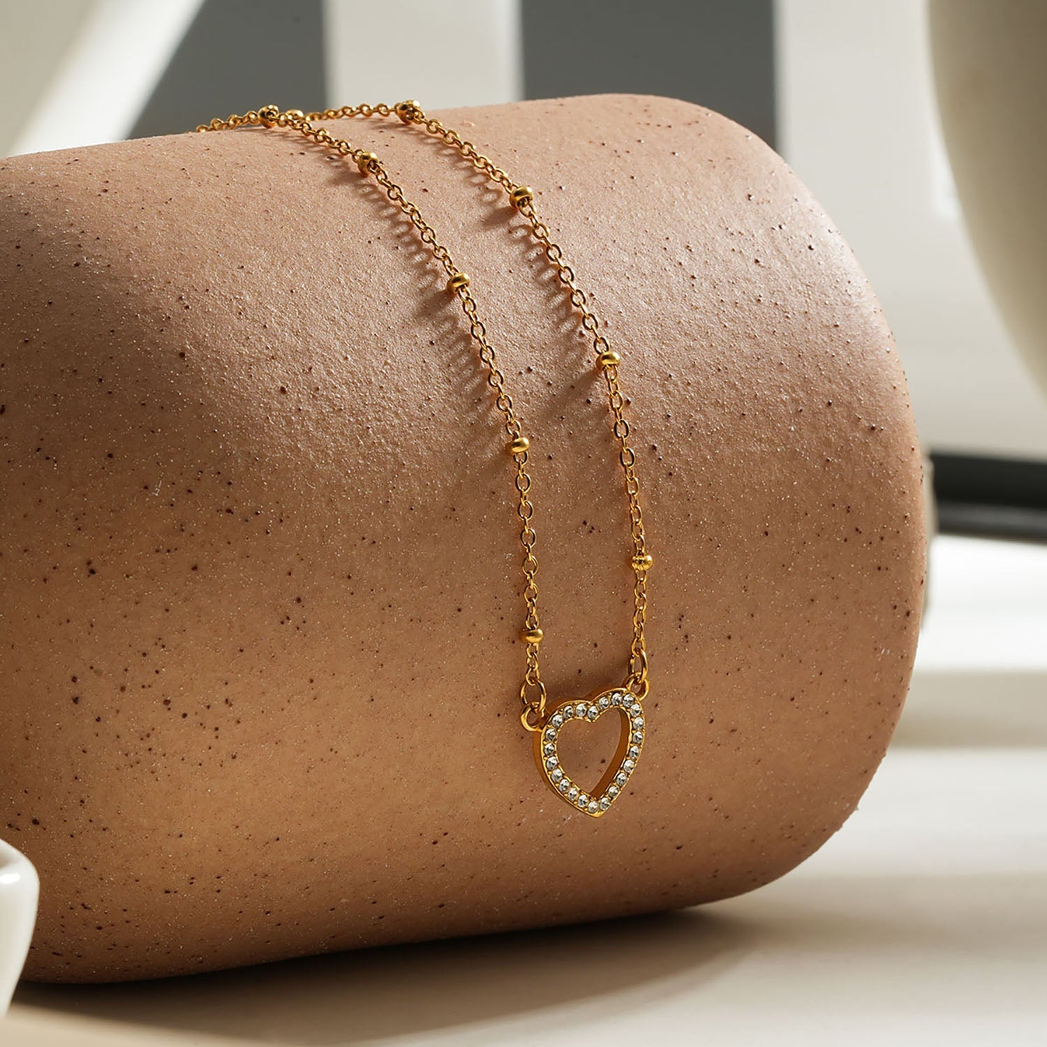 Style CHERISH Or : Chaîne perlée rehaussée d'un élégant pendentif en forme de cœur pavé.