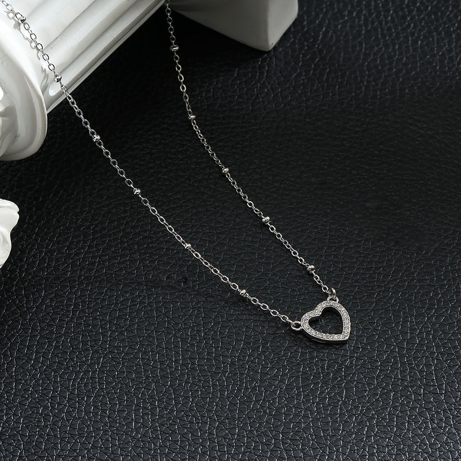CHERISH Argent (Or Blanc) : Chaîne perlée rehaussant un élégant pendentif en forme de cœur pavé.