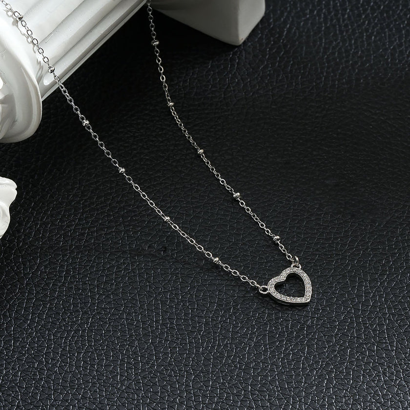 CHERISH Argent (Or Blanc) : Chaîne perlée rehaussant un élégant pendentif en forme de cœur pavé.