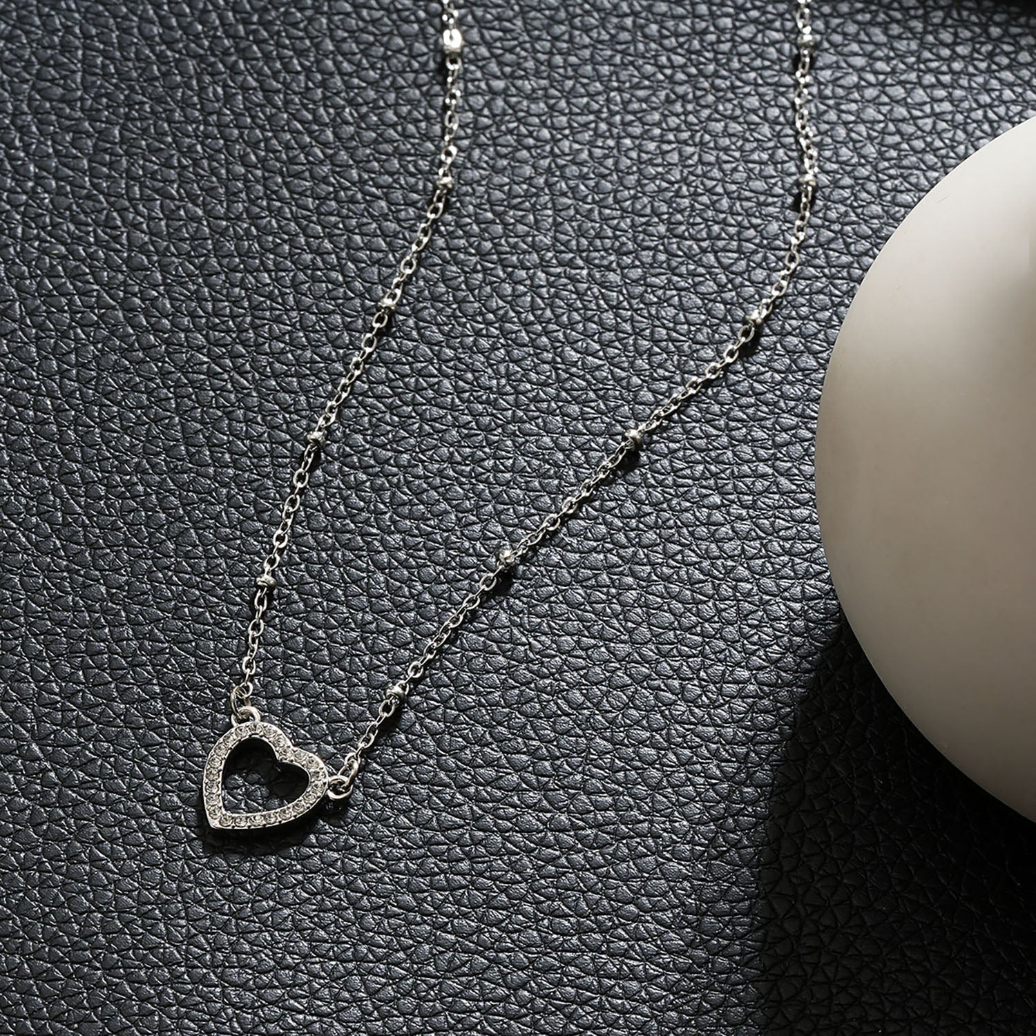CHERISH Argent (Or Blanc) : Chaîne perlée rehaussant un élégant pendentif en forme de cœur pavé.