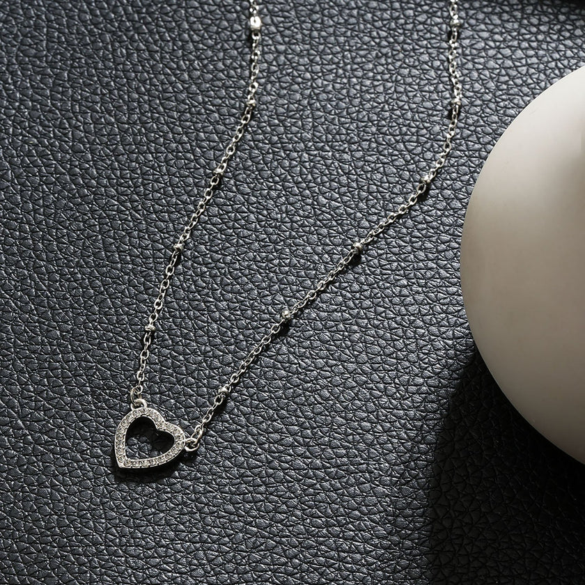 CHERISH Argent (Or Blanc) : Chaîne perlée rehaussant un élégant pendentif en forme de cœur pavé.