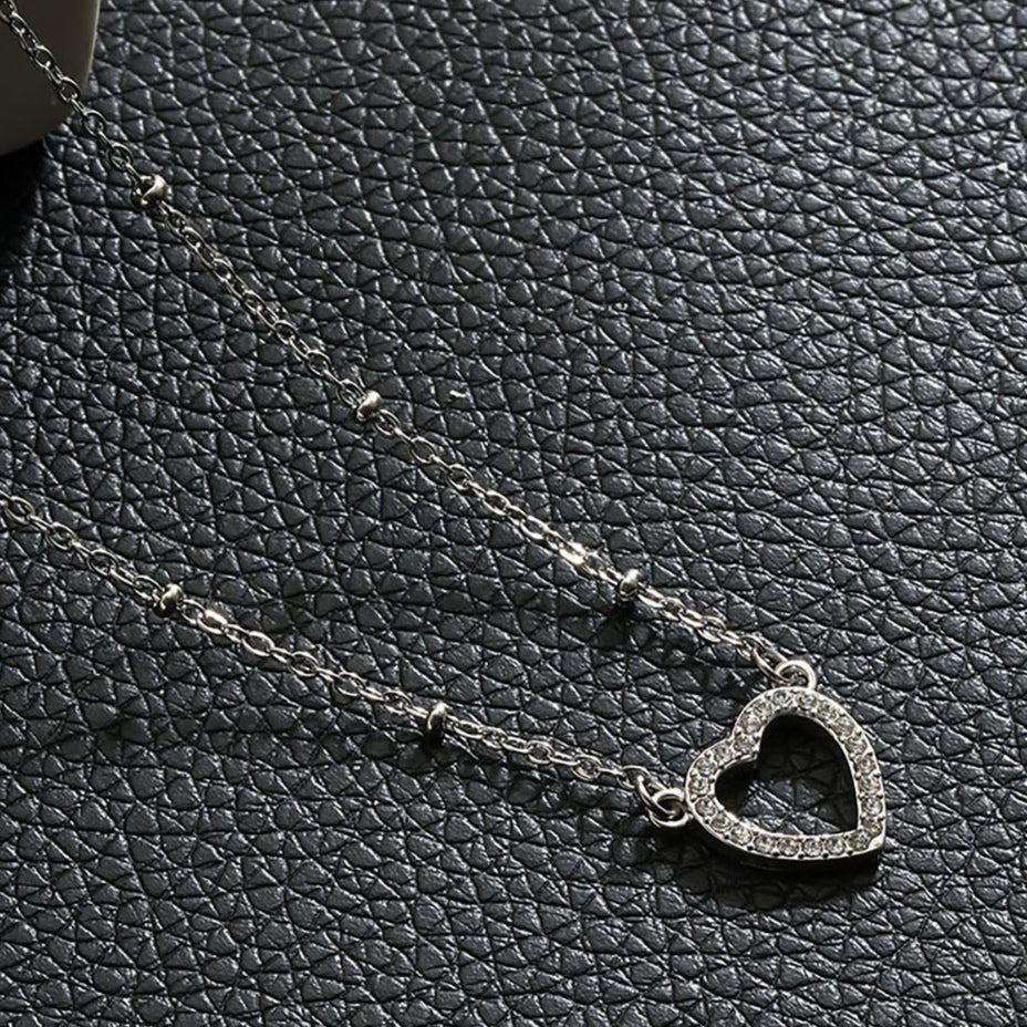 CHERISH Argent (Or Blanc) : Chaîne perlée rehaussant un élégant pendentif en forme de cœur pavé.