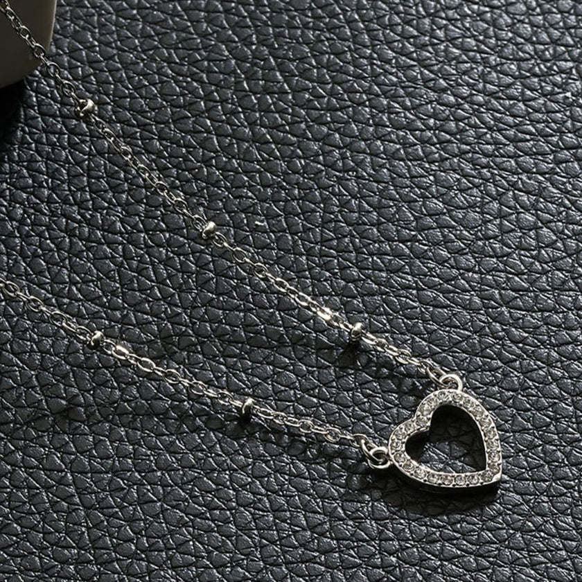 CHERISH Argent (Or Blanc) : Chaîne perlée rehaussant un élégant pendentif en forme de cœur pavé.