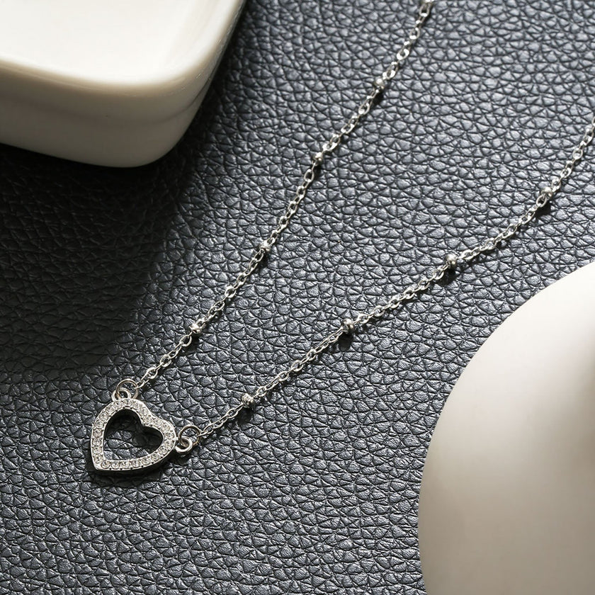 CHERISH Argent (Or Blanc) : Chaîne perlée rehaussant un élégant pendentif en forme de cœur pavé.