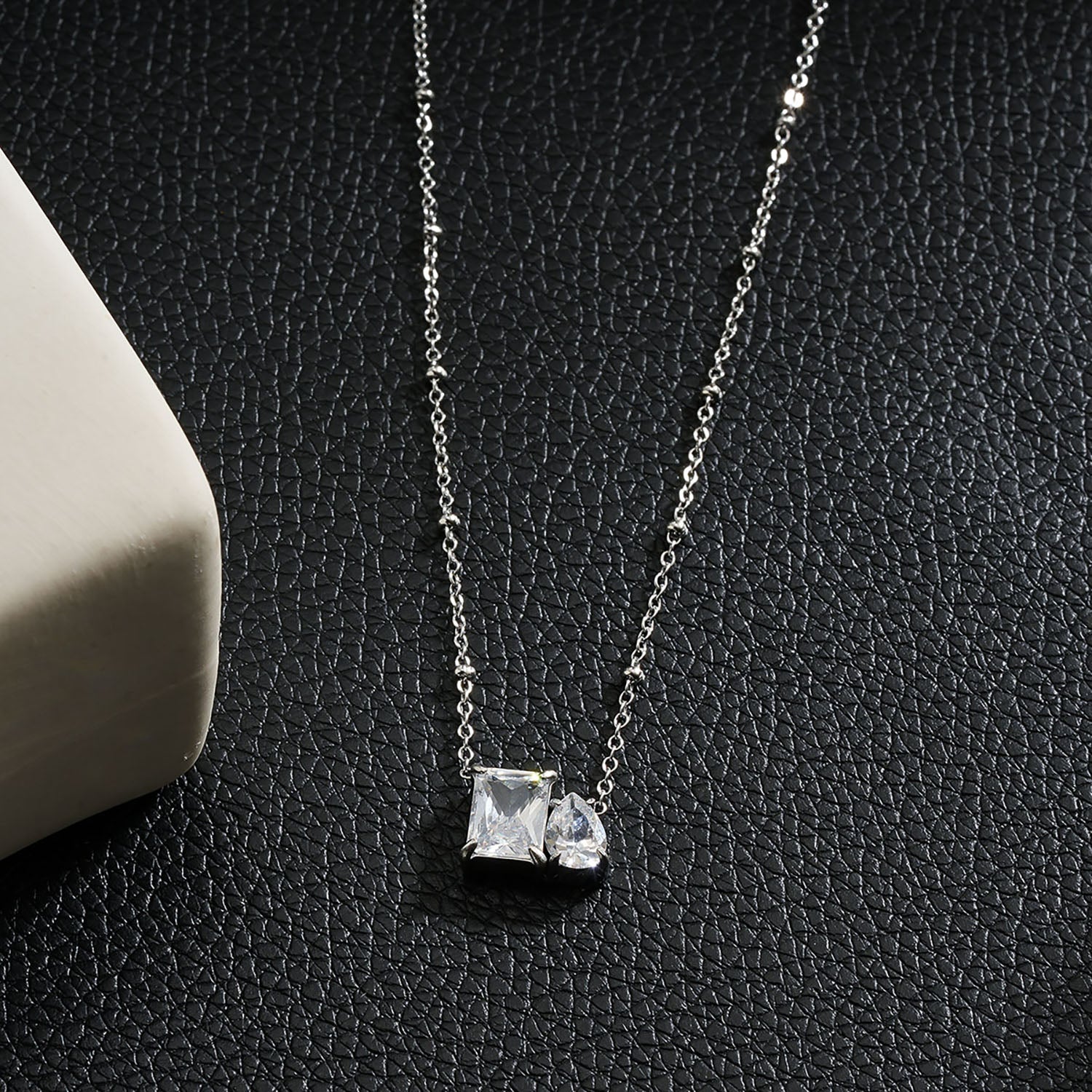 MAFFINA Argent (Or Blanc) : Collier délicat à maillons avec pendentif à double zircone.