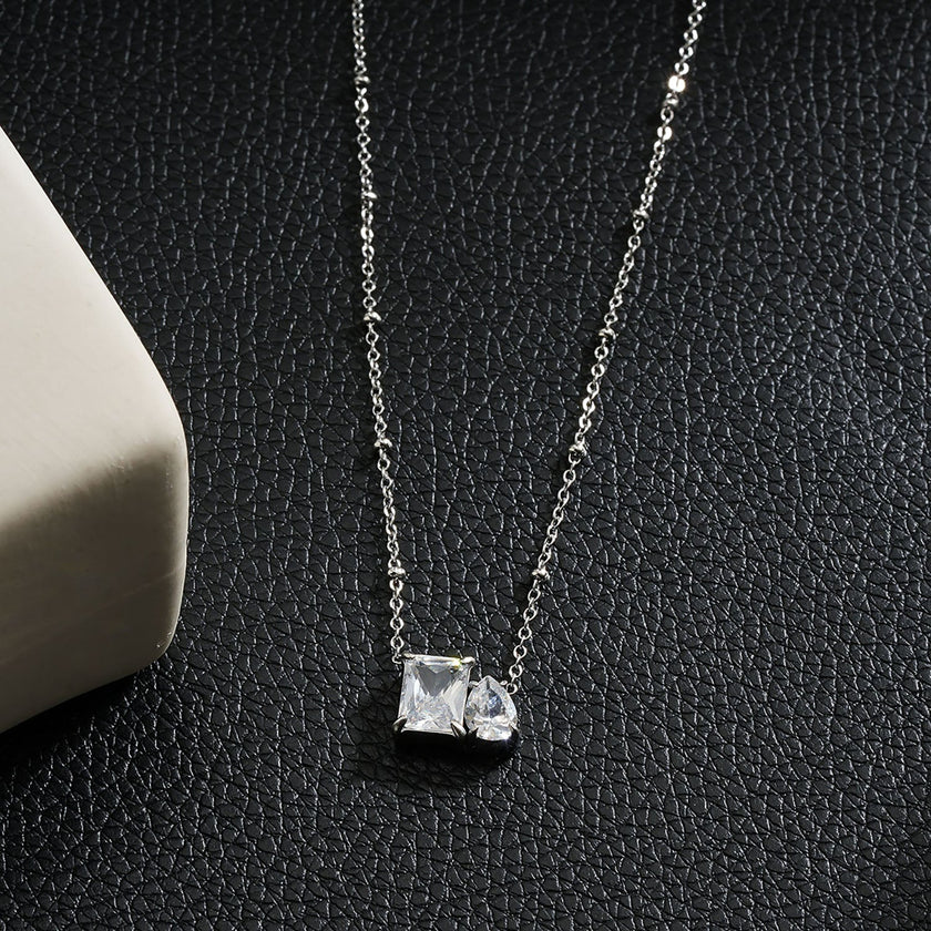 MAFFINA Argent (Or Blanc) : Collier délicat à maillons avec pendentif à double zircone.