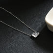 MAFFINA Argent (Or Blanc) : Collier délicat à maillons avec pendentif à double zircone.