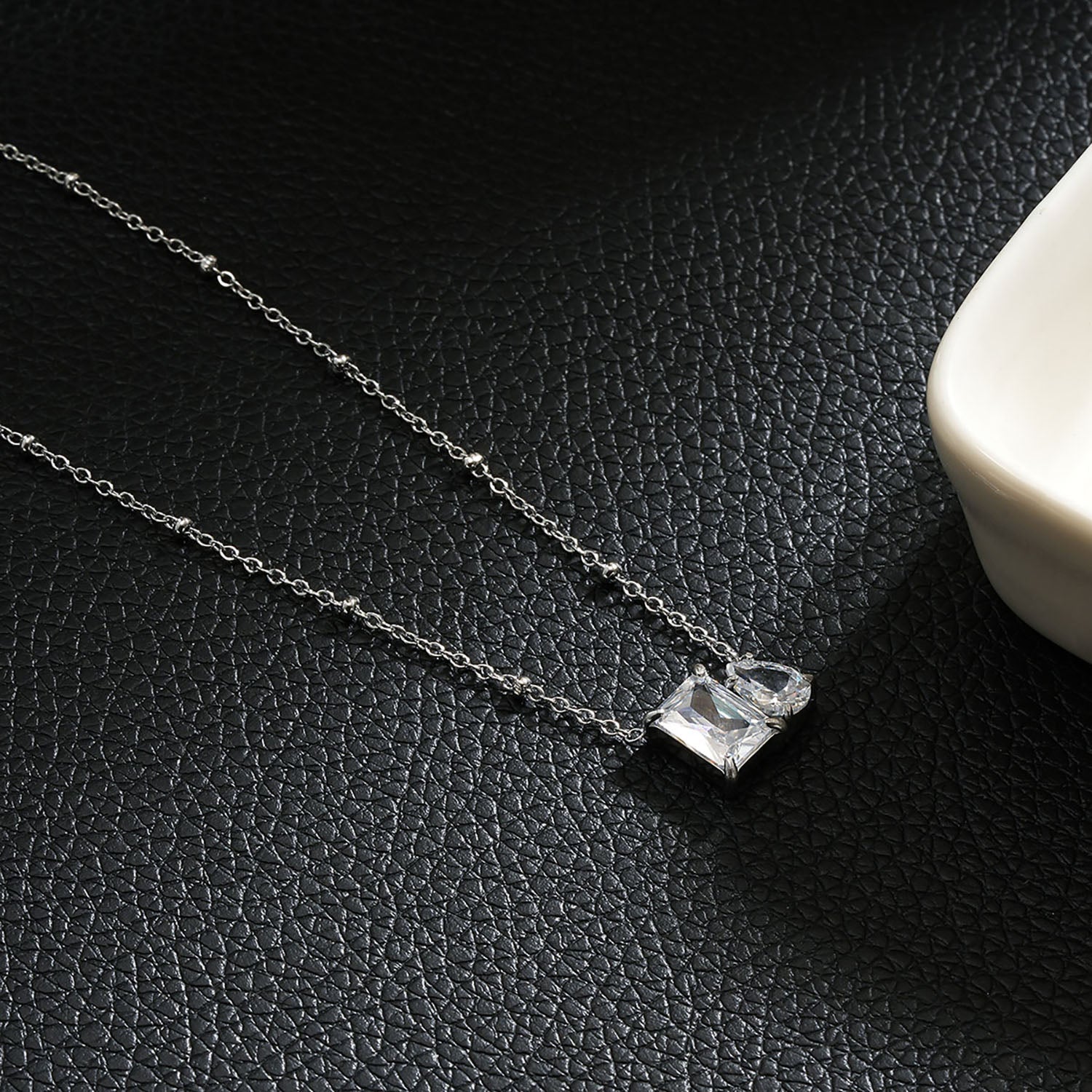 MAFFINA Argent (Or Blanc) : Collier délicat à maillons avec pendentif à double zircone.