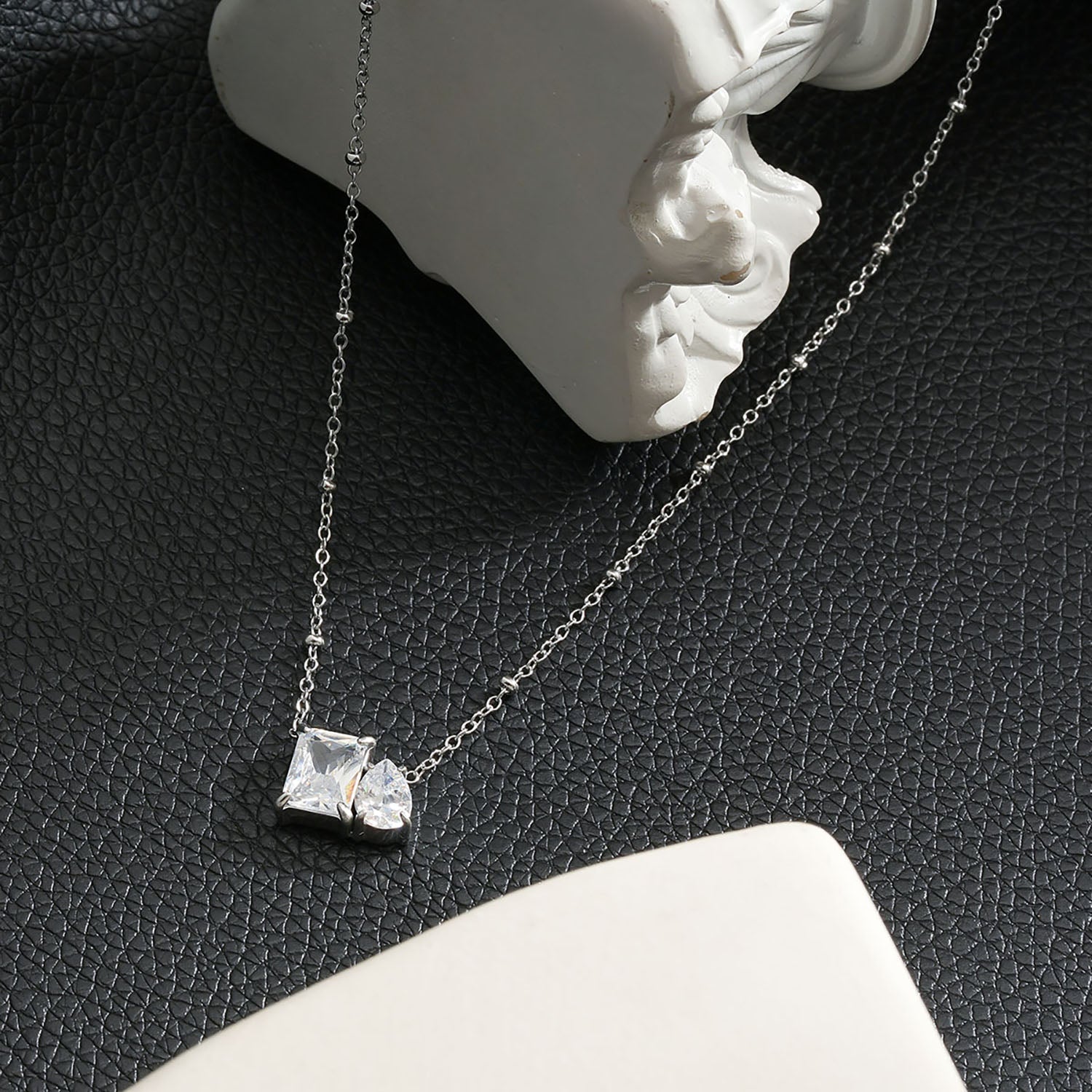 MAFFINA Argent (Or Blanc) : Collier délicat à maillons avec pendentif à double zircone.