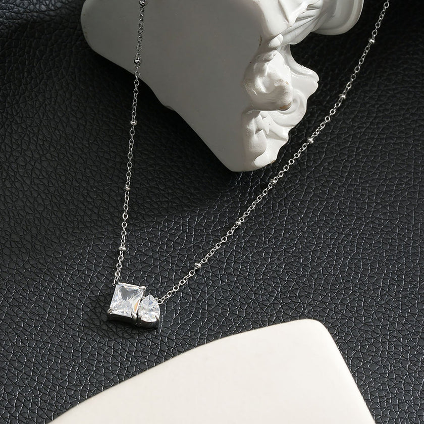 MAFFINA Argent (Or Blanc) : Collier délicat à maillons avec pendentif à double zircone.
