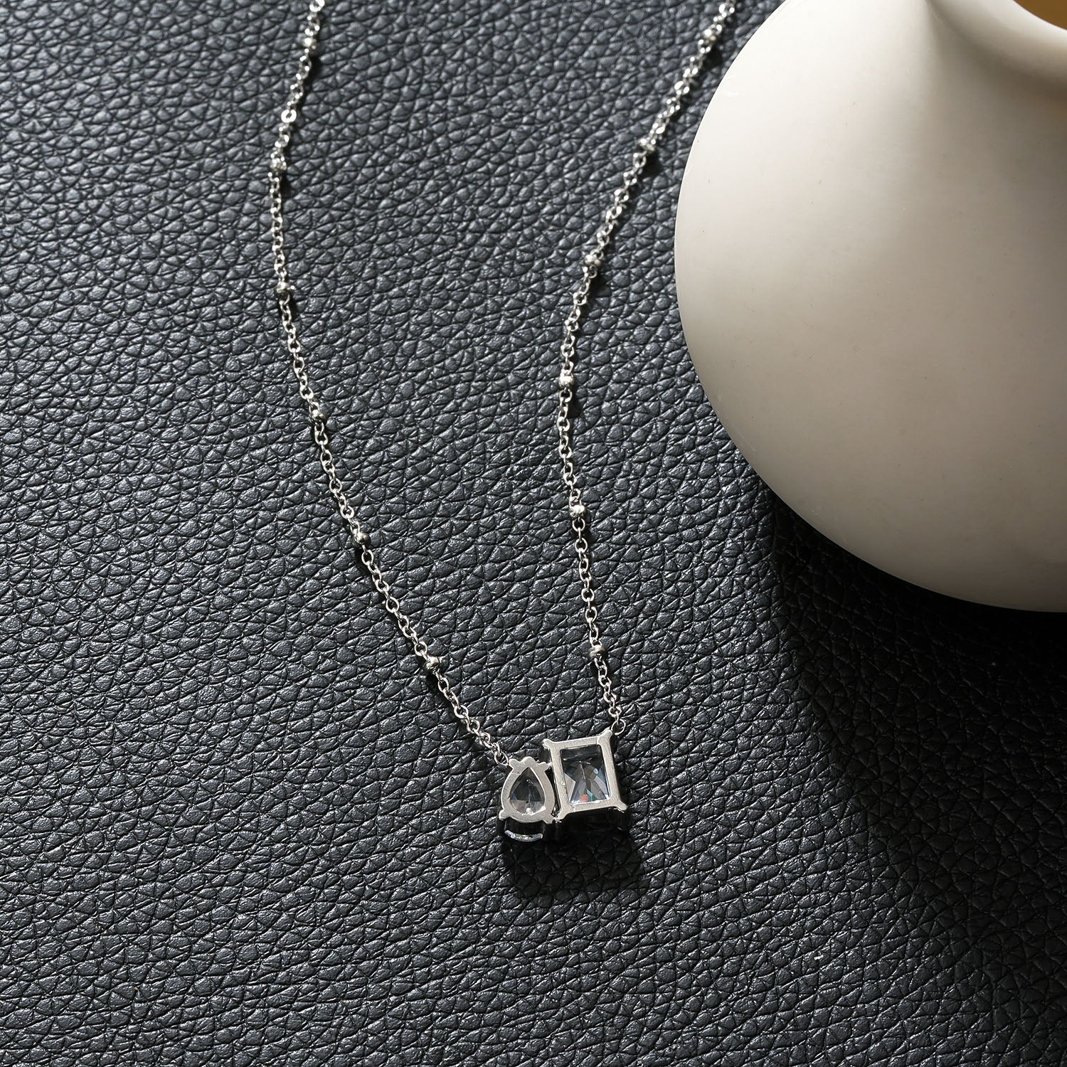 MAFFINA Argent (Or Blanc) : Collier délicat à maillons avec pendentif à double zircone.
