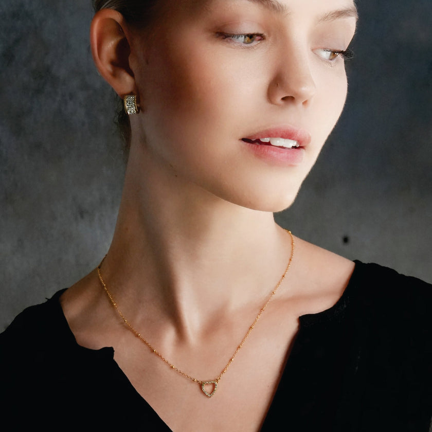 Style CHERISH Or : Chaîne perlée rehaussée d'un élégant pendentif en forme de cœur pavé.
