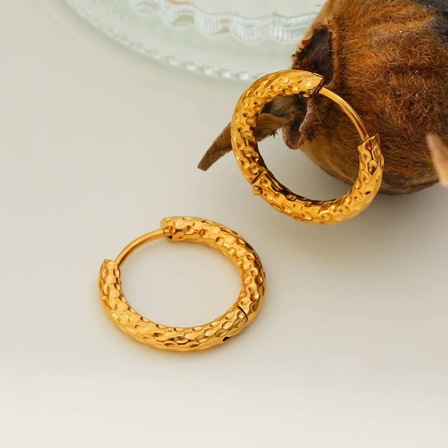 EDGWARE : Boucles d'oreilles en forme de cercle décoratives en or martelé