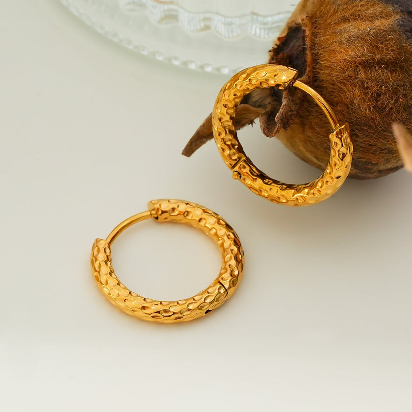 EDGWARE : Boucles d'oreilles en forme de cercle décoratives en or martelé