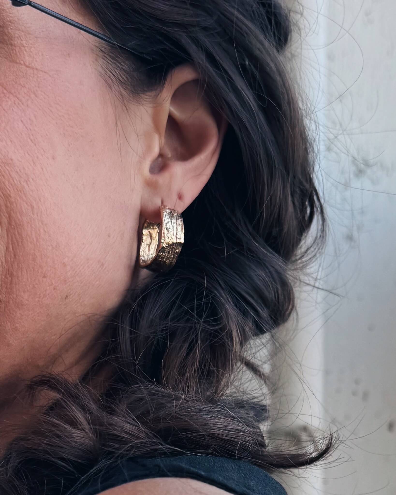 Double Dare – Grosses boucles d’oreilles texturées faites à la main
