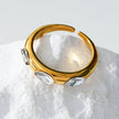 Style ELENITA : Bague à l'esprit moderniste avec trois pierres précieuses en zircone.