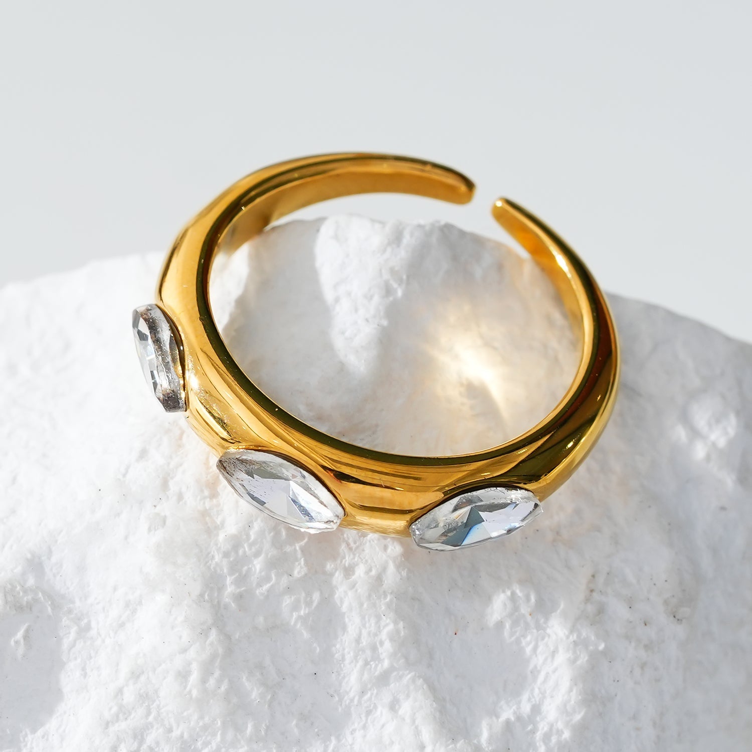 Style ELENITA : Bague à l'esprit moderniste avec trois pierres précieuses en zircone.