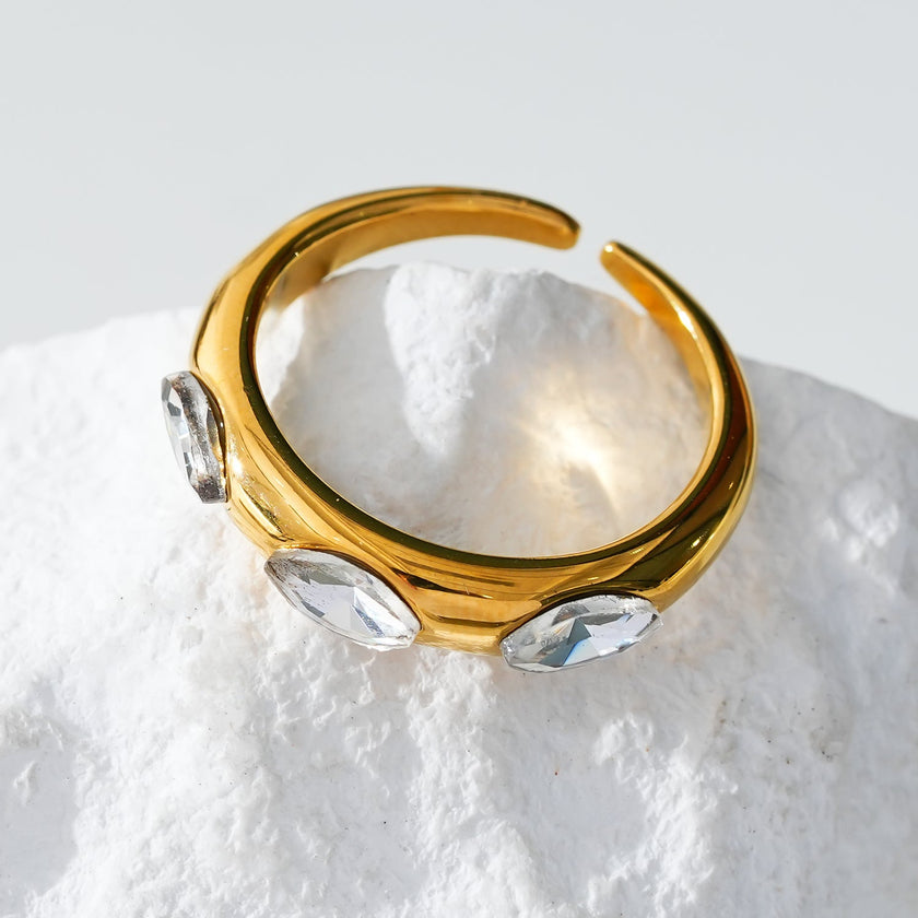 Style ELENITA : Bague à l'esprit moderniste avec trois pierres précieuses en zircone.