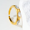 Style ELENITA : Bague à l'esprit moderniste avec trois pierres précieuses en zircone.