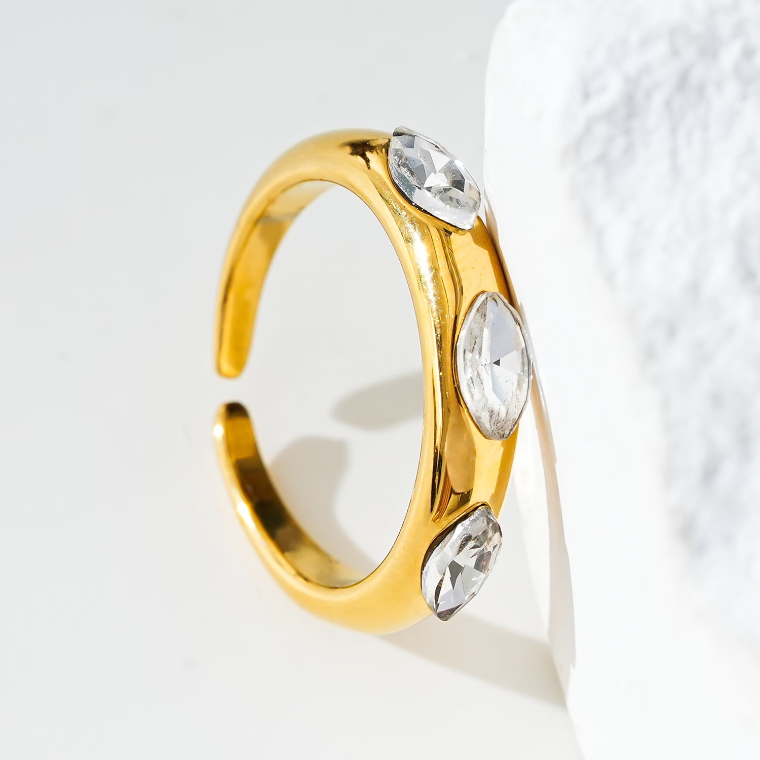 Style ELENITA : Bague à l'esprit moderniste avec trois pierres précieuses en zircone.