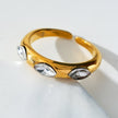 Style ELENITA : Bague à l'esprit moderniste avec trois pierres précieuses en zircone.