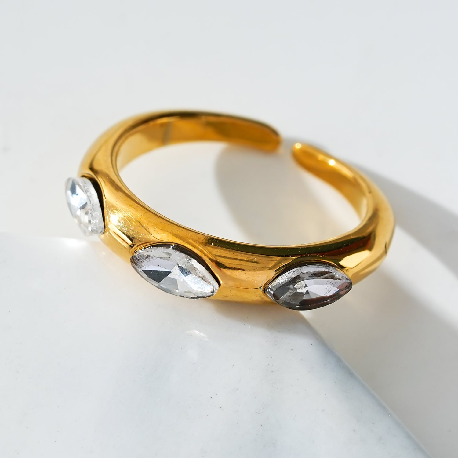 Style ELENITA : Bague à l'esprit moderniste avec trois pierres précieuses en zircone.