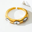 Style ELENITA : Bague à l'esprit moderniste avec trois pierres précieuses en zircone.