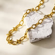 ELLINOR : Collier à breloques en forme de goutte de diamant, style industriel chic.