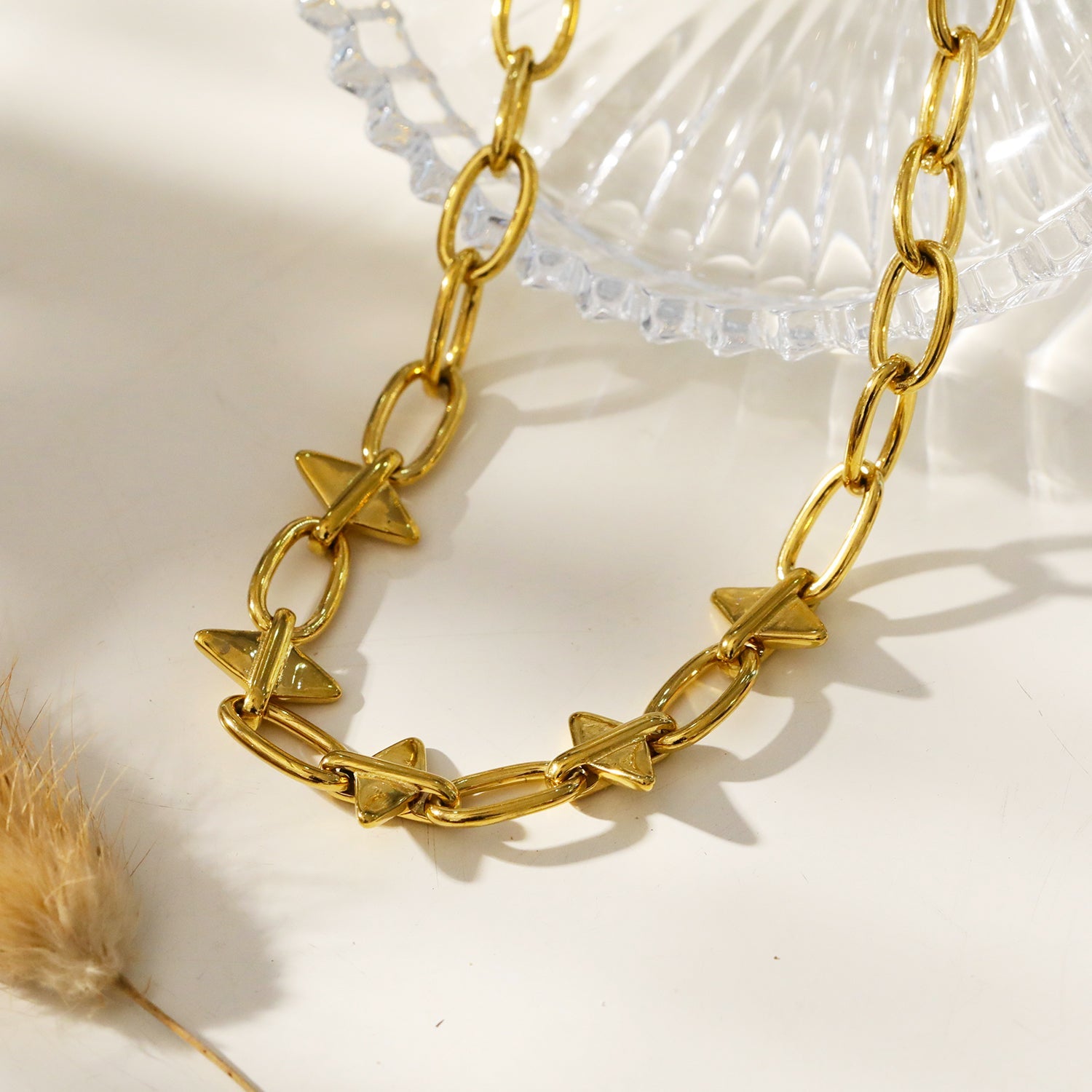 ELLINOR : Collier à breloques en forme de goutte de diamant, style industriel chic.