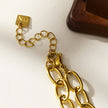 ELLINOR : Collier à breloques en forme de goutte de diamant, style industriel chic.