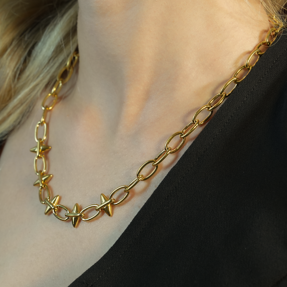 ELLINOR : Collier à breloques en forme de goutte de diamant, style industriel chic.