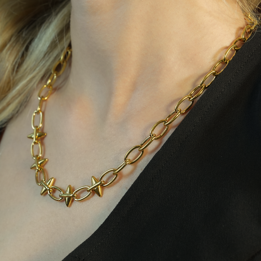 ELLINOR : Collier à breloques en forme de goutte de diamant, style industriel chic.