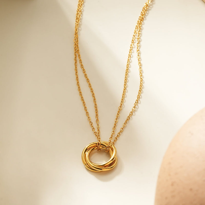 ELVIRA Or : Collier délicat à double chaîne avec pendentif à 3 anneaux entrelacés – Symbole d'amour, d'unité et d'éternité