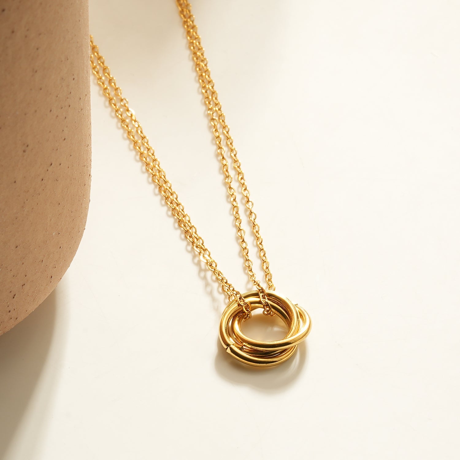 ELVIRA Or : Collier délicat à double chaîne avec pendentif à 3 anneaux entrelacés – Symbole d'amour, d'unité et d'éternité