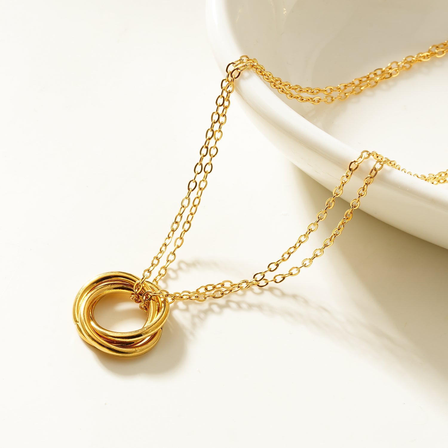 ELVIRA Or : Collier délicat à double chaîne avec pendentif à 3 anneaux entrelacés – Symbole d'amour, d'unité et d'éternité