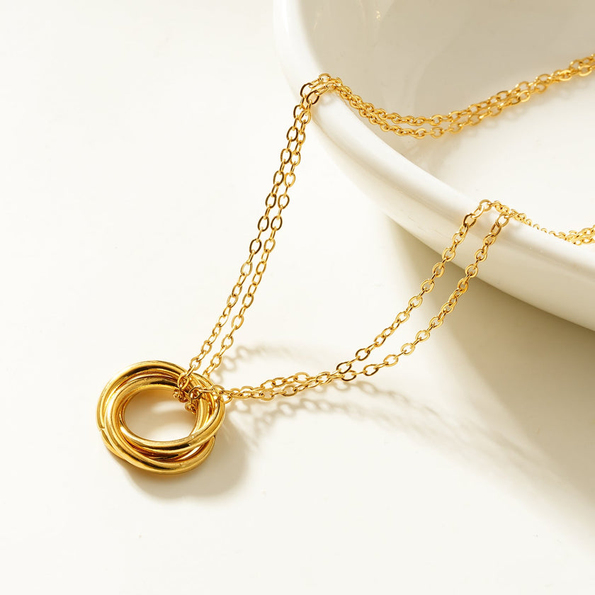 ELVIRA Or : Collier délicat à double chaîne avec pendentif à 3 anneaux entrelacés – Symbole d'amour, d'unité et d'éternité