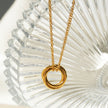 ELVIRA Or : Collier délicat à double chaîne avec pendentif à 3 anneaux entrelacés – Symbole d'amour, d'unité et d'éternité