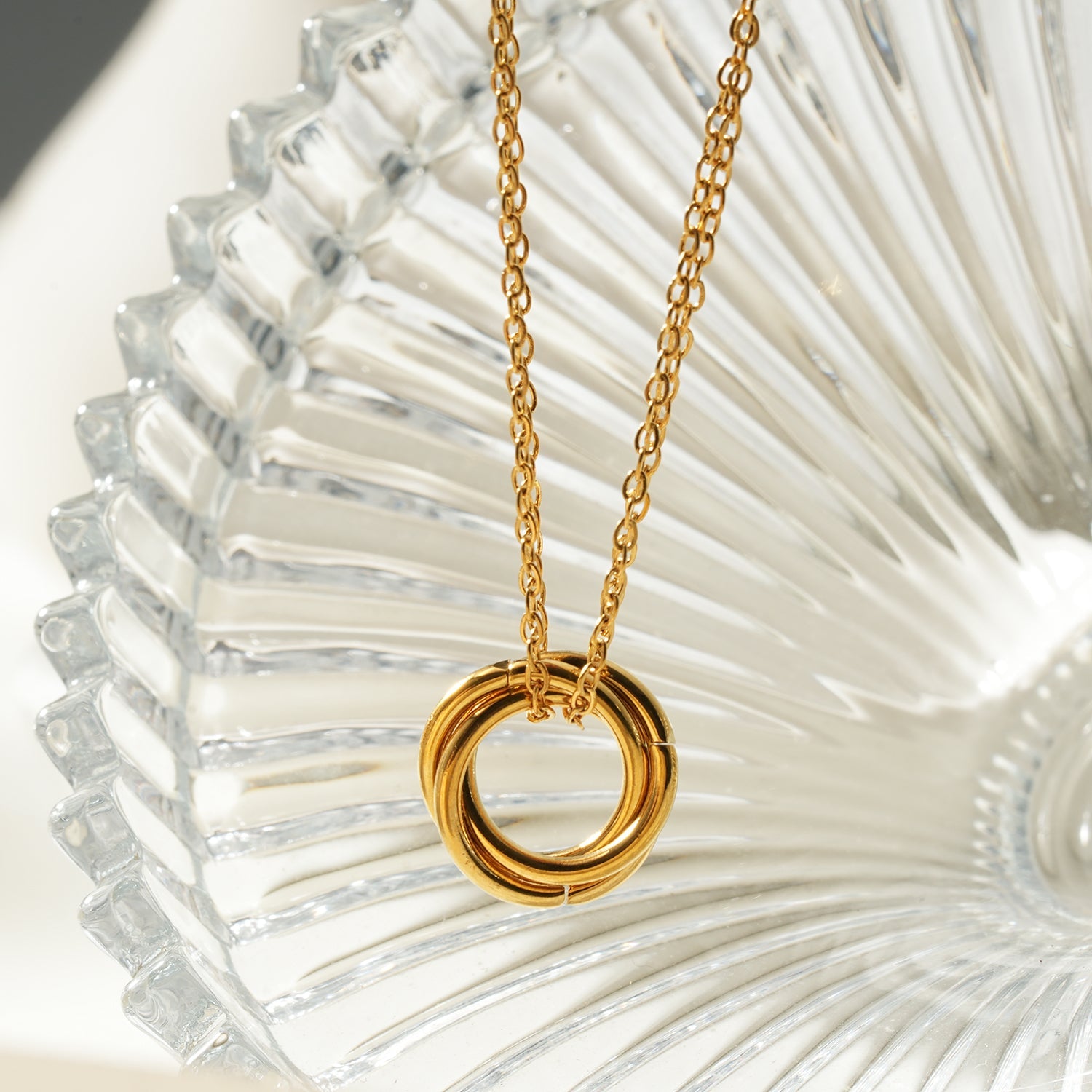 ELVIRA Or : Collier délicat à double chaîne avec pendentif à 3 anneaux entrelacés – Symbole d'amour, d'unité et d'éternité