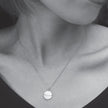 EMERSYN Argent (Or Blanc) : Collier avec pendentif rond minimaliste en métal et coquille.