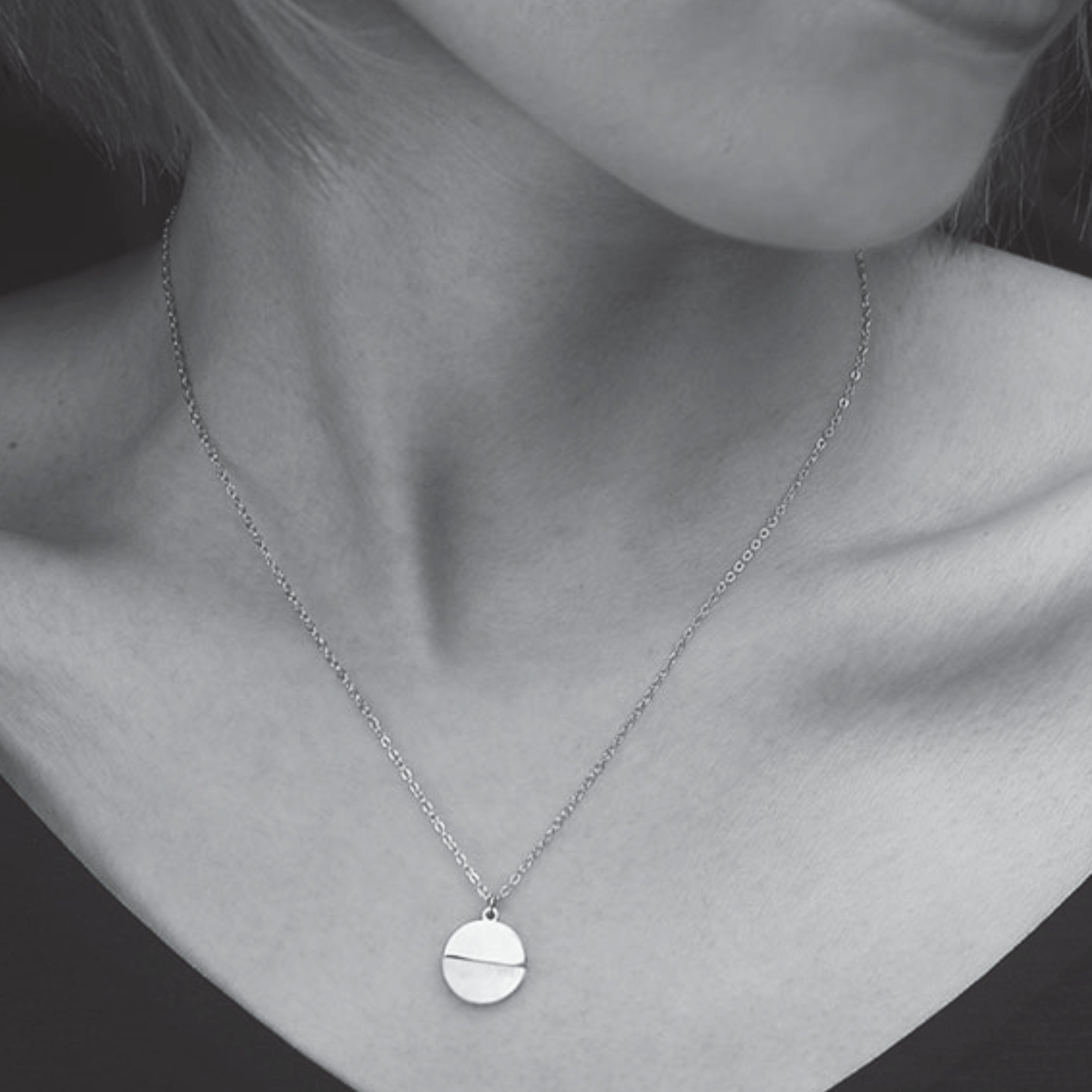 EMERSYN Argent (Or Blanc) : Collier avec pendentif rond minimaliste en métal et coquille.