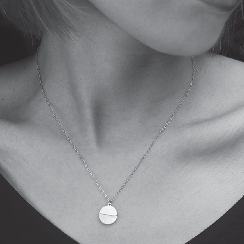 EMERSYN Argent (Or Blanc) : Collier avec pendentif rond minimaliste en métal et coquille.
