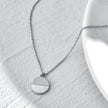 EMERSYN Argent (Or Blanc) : Collier avec pendentif rond minimaliste en métal et coquille.
