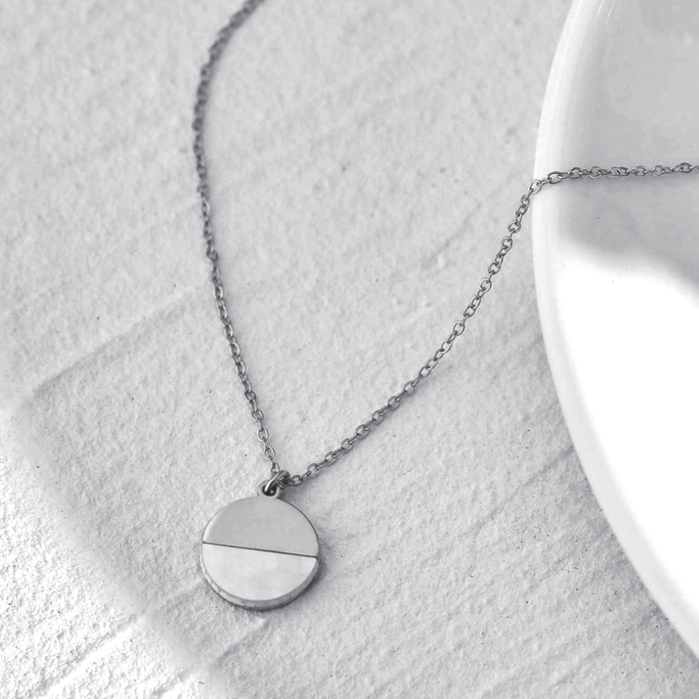 EMERSYN Argent (Or Blanc) : Collier avec pendentif rond minimaliste en métal et coquille.