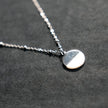 EMERSYN Argent (Or Blanc) : Collier avec pendentif rond minimaliste en métal et coquille.