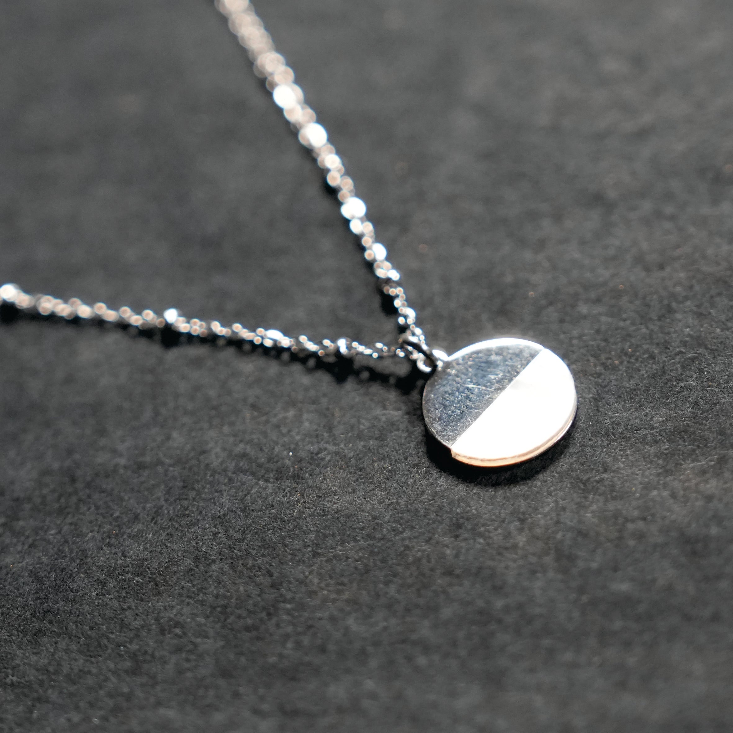EMERSYN Argent (Or Blanc) : Collier avec pendentif rond minimaliste en métal et coquille.