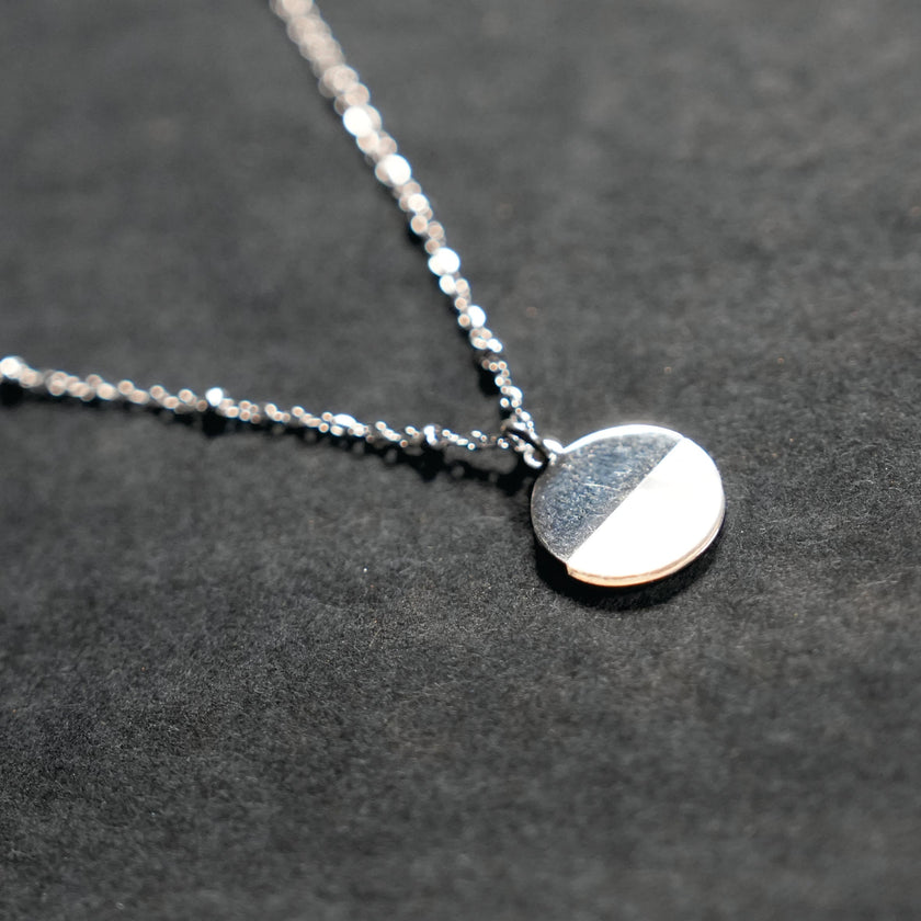 EMERSYN Argent (Or Blanc) : Collier avec pendentif rond minimaliste en métal et coquille.