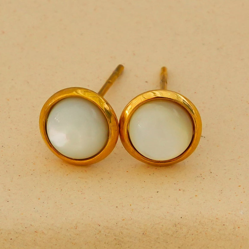 ENFIELD : Boucles d'oreilles rondes en coquillages naturels avec bordure dorée